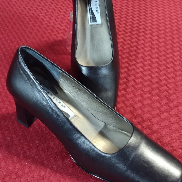Women’s Caressa 2.5 inch Black Pumps – Size 7N - Picture 2 of 11